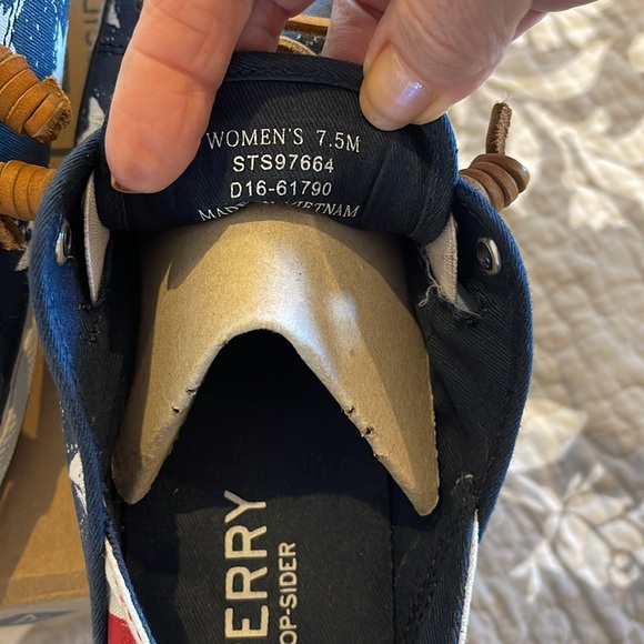 Sperry sneaker size 7.5 M - Picture 2 of 5
